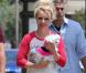 Britney Spears dans les rues de Thousand Oaks avec son chien, le 16 mai 2013.