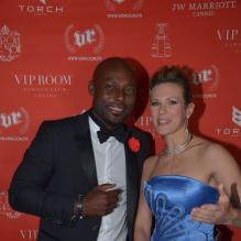 Lorie et Jimmy Jean-Louis complices pendant la soirée d'ouverture du VIP Room à Cannes le 15 mai 2013.