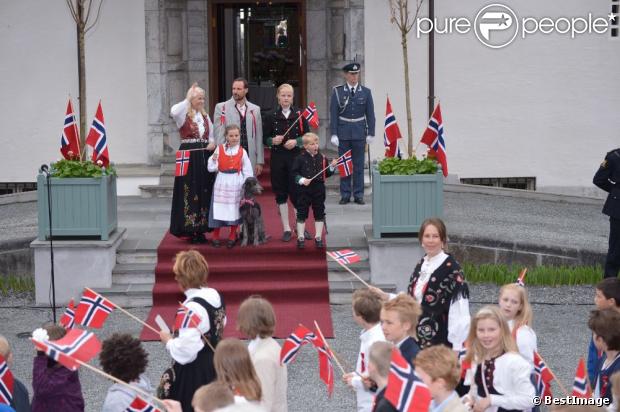 CASA REAL DE NORUEGA - Página 59 1128756-le-prince-haakon-la-princesse-mette-620x0-1