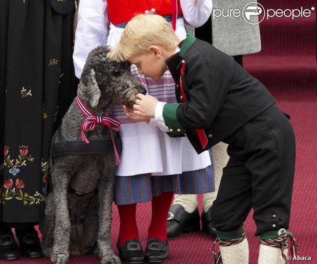 CASA REAL DE NORUEGA - Página 59 1128785-prince-sverre-magnus-of-norway-with-dog-620x0-1