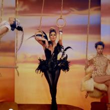 La très jolie Jennifer Lopez, dans son nouveau clip "Live it up" avec le rappeur Pitbull, dévoilé le 17 mai 2013.