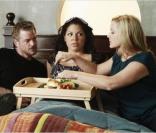 Sara Ramirez entourée de Eric Dane et Jessica Capshaw dans un épisode de la 8e saison de Grey's Anatomy.