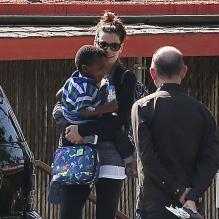Sandra Bullock va chercher son fils Louis à l'école à Los Angeles, le 17 mai 2013.