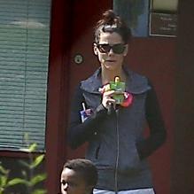 Sandra Bullock va chercher son jeune fils Louis à l'école à Los Angeles, le 17 mai 2013.