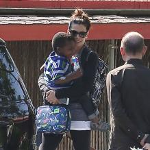 L'actrice Sandra Bullock va chercher son fils Louis à l'école à Los Angeles, le 17 mai 2013.