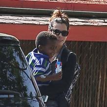 Sandra Bullock va récupérer son fils Louis à l'école à Los Angeles, le 17 mai 2013.