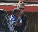 Sandra Bullock va récupérer son fils Louis à l'école à Los Angeles, le 17 mai 2013.
