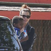 La jolie Sandra Bullock va chercher son fils Louis à l'école à Los Angeles, le 17 mai 2013.