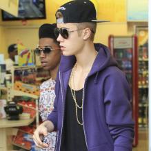 Justin Bieber s'arrête à une station service pour acheter à manger à Hollywood, le 16 mai 2013.