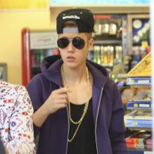 Le chanteur Justin Bieber s'arrête à une station service pour acheter à manger à Hollywood, le 16 mai 2013.