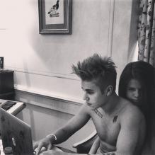 Justin Bieber et Selena Gomez enlacés, le 26 avril 2013.