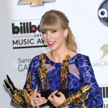 Taylor Swift et ses trophées lors des Billboard Music Awards à Las Vegas, le 19 mai 2013.