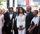 La ministre Yamina Benguigui entourée de Raoul Peck et de réalisateurs francophones lors de la Montée des marches du film Le Passé. 66e Festival du film de Cannes, le 17 mai 2013