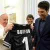 Pape Fran�ois : Fan de foot combl� avec Totti et Buffon venus avec des cadeaux