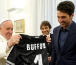 Pape François : Fan de foot comblé avec Totti et Buffon venus avec des cadeaux