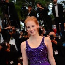Jessica Chastain malicieuse à la montée des marches du film All Is Lost au Palais Des Festivals, Cannes, le 22 mai 2013.