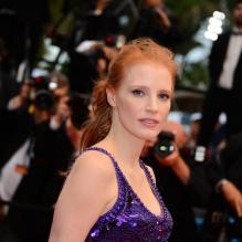 Jessica Chastain scintille en violet pour la montée des marches du film All Is Lost au Palais Des Festivals, Cannes, le 22 mai 2013.