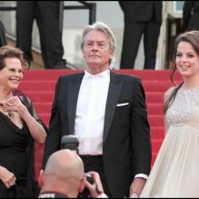 Claudia Cardinal et Anouchka Delon, avec Alain Delon lors de la montée des marches du Festival de Cannes 2010