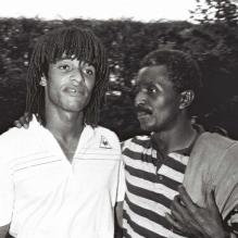 <p>Yannick Noah après sa victoire à Roland-Garros le 6 juin 1983 avec son père Zacharie. </p>