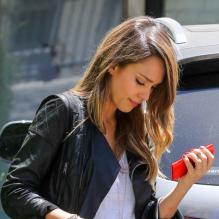 Jessica Alba arrive au club de gym Movement Studio à Los Angeles, habillée d'un look de rockeuse stylée et chaussée de bottines Rag &amp; Bone. Le 29 mai 2013.
