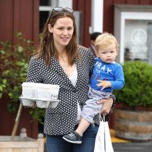 Jennifer Garner a eu une journée bien remplie : courses, aller chercher sa fille Violet à l'école et balade avec l'adorable Samuel. Le 6 juin à Santa Monica