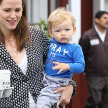 L'actrice Jennifer Garner a eu une journée bien remplie : courses, aller chercher sa fille Violet à l'école et balade avec l'adorable Samuel. Le 6 juin à Santa Monica