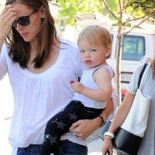 Jennifer Garner et son adorable Samuel, 1 an, à Santa Monica, le 4 juin 2013