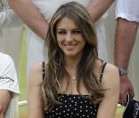 Elizabeth Hurley : Élégante supportrice de son fiancé Shane Warne
