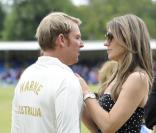L'actrice Elizabeth Hurley à un match caritatif de cricket, Cricket For Kids Charity Day, à Cirencester, le 9 juin 2013. La jolie brune était accompagnée de son chéri l'Australien Shane Warne, ancien joueur professionnel de cricket.
