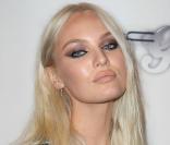 Candice Swanepoel : Audacieuse en blonde platine, la belle surprend