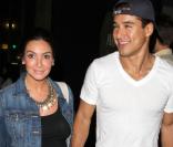 Mario Lopez tout en sourire et en muscles au côté de sa compagne enceinte