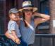 Miranda Kerr souriante et stylée et son fils Flynn se baladent dans les rues de New York le 18 juin 2013