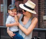La belle et charmante Miranda Kerr et son fils Flynn se baladent dans les rues de New York le 18 juin 2013