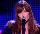 Carla Bruni : En toute simplicité pour chanter 'Mon Raymond' et évoquer son mari