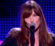 Carla Bruni : En toute simplicité pour chanter 'Mon Raymond' et évoquer son mari