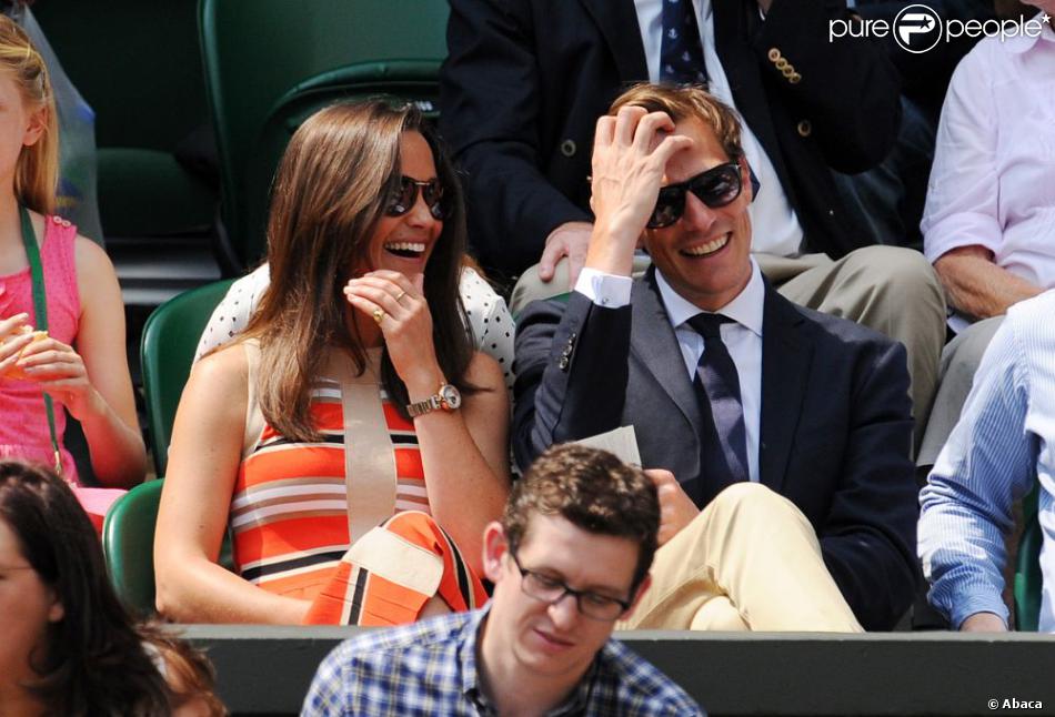 Pippa Middleton et son compagnon Nico Jackson complices au All England Lawn Tennis and Croquet Club de Wimbledon le 5 juillet 2013 à Londres