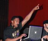 Mariah Carey regarde son mari  Nick Cannon...travailler