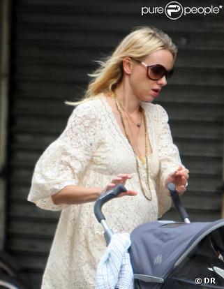 Naomi Wtts, balade à NYC avec son bébé et son futur bébé !