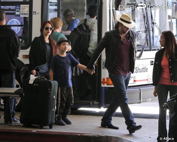 Nicolas Cage à l'aéroport de Los Angeles le 23 septembre 2013 avec sa femme Alice Kim et son fils Kal-El : ils partent pour la Chine