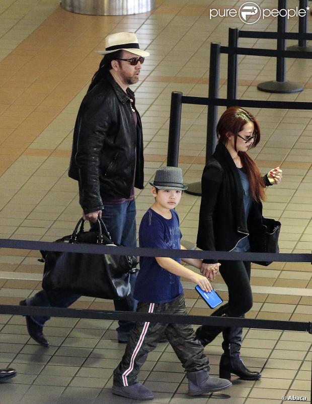 Nicolas Cage à l'aéroport de Los Angeles le 23 septembre 2013 avec sa femme Alice Kim et son fils Kal-El