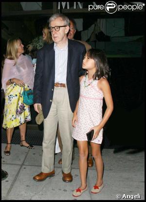 Woody Allen sort du restaurant avec sa fille