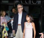 Woody Allen sort du restaurant avec sa fille