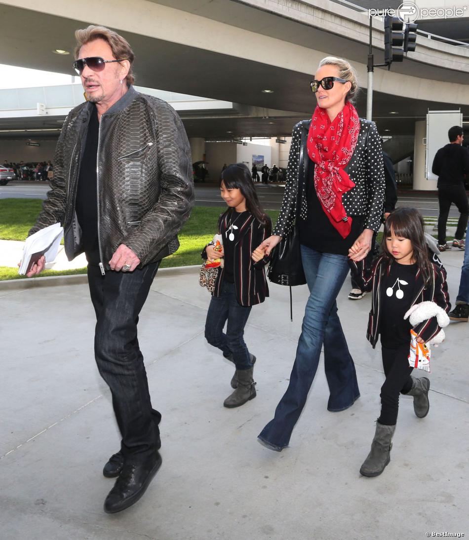 Johnny Hallyday et Laeticia et leur tribu arrivent à Los Angeles, le 12 janvier 2013.