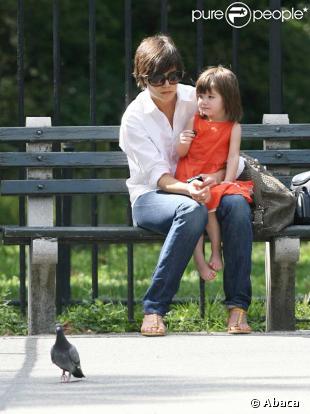 Katie Holmes et sa fille Suri en balade à New-York
