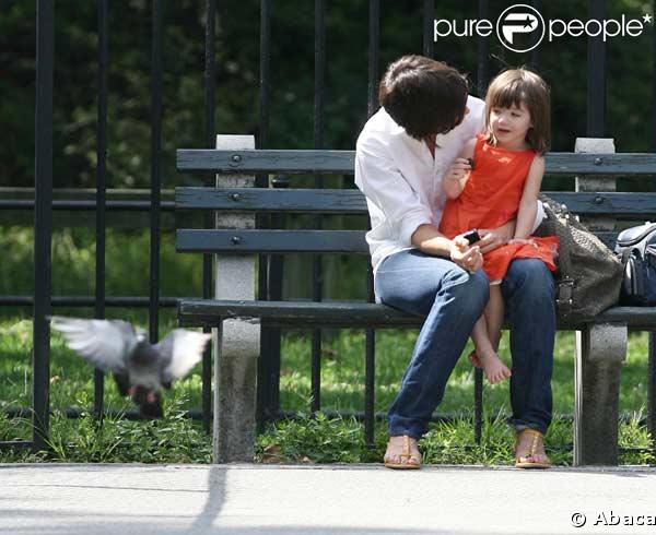 Katie Holmes et sa fille Suri en balade à New-York