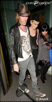 Rhys Ifans et Kimberly Stewart