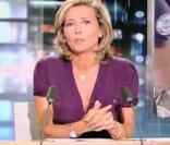 Claire Chazal fait tomber son soutien-gorge
