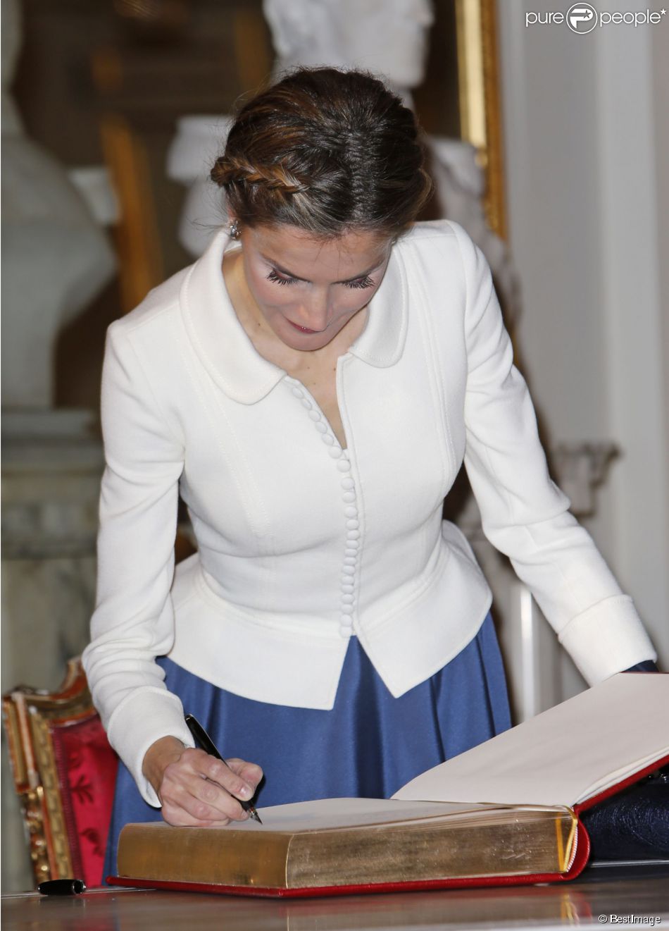 AGENDA DE SM. REYES FELIPE y LETIZIA - Página 90 1646087-le-roi-felipe-vi-et-la-reine-letizia-950x0-2