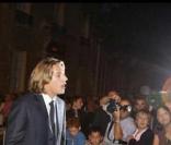 Jean Sarkozy salue la foule à la sortie de son mariage