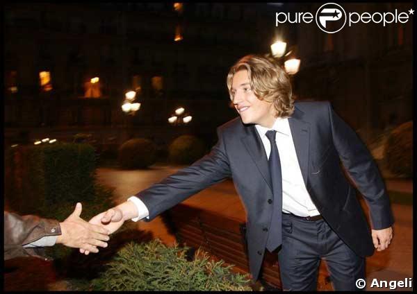 Jean Sarkozy salue la foule à la sortie de son mariage